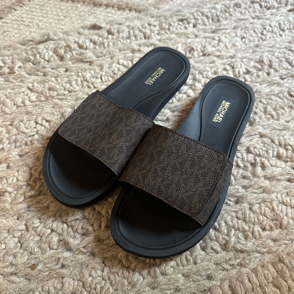 Michael Kors MK Signature Logo Print Wade Slide